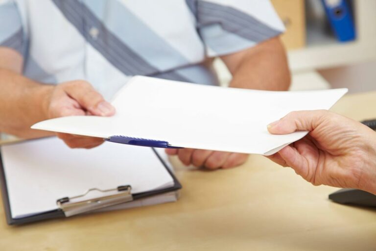 „Faul“ – Bewerber versagt bei Probeaufgabe und stellt „den Schrott“ in Rechnung